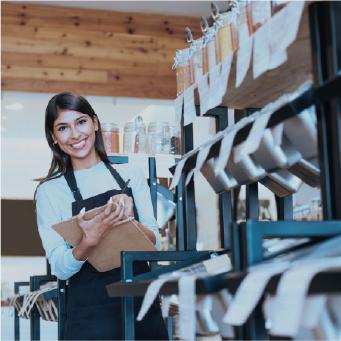 Mujer realizando inventario en su negocio 